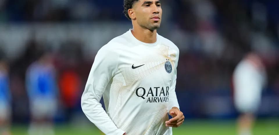 Futbolchi maydonda qizil forma kiygan