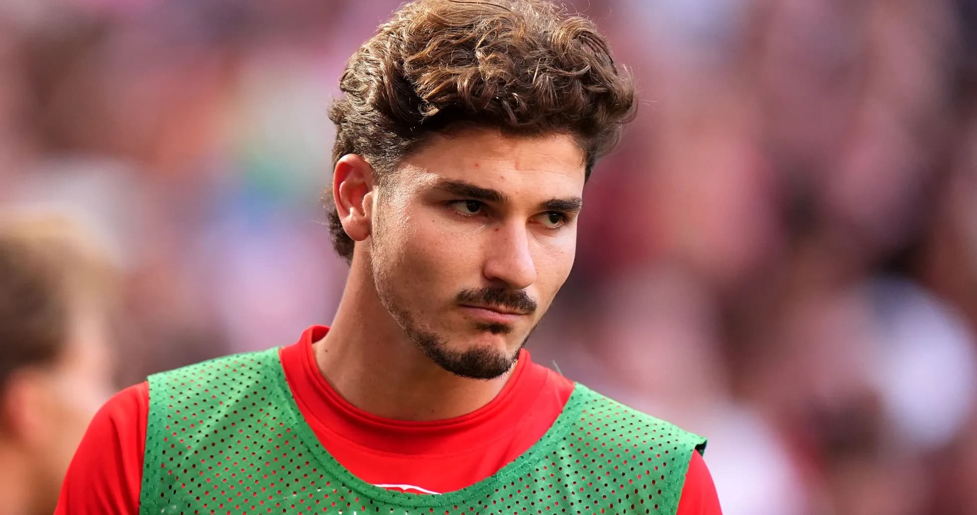 Futbolchi, mashg'ulotda yashil ko'ylakda turibdi
