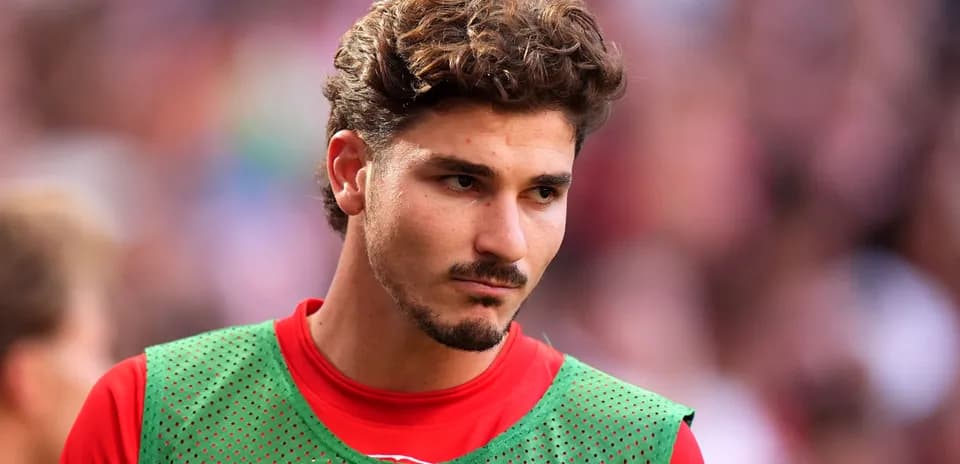 Futbolchi, mashg'ulotda yashil ko'ylakda turibdi