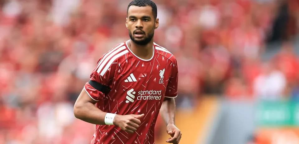 Futbolchi Liverpool formasida maydonda harakatda