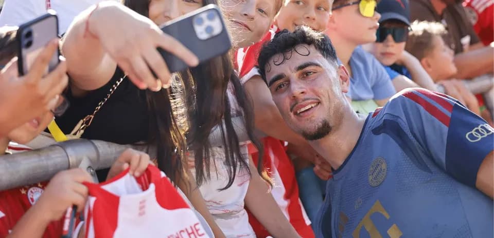 Futbolchi va bolalar selfi olishmoqda