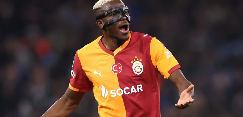 Futbolchi Galatasaray formasida maydonda faoliyat yuritmoqda