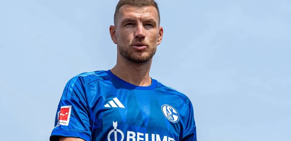 Futbolchi ko'k forma kiygan, sochli erkak