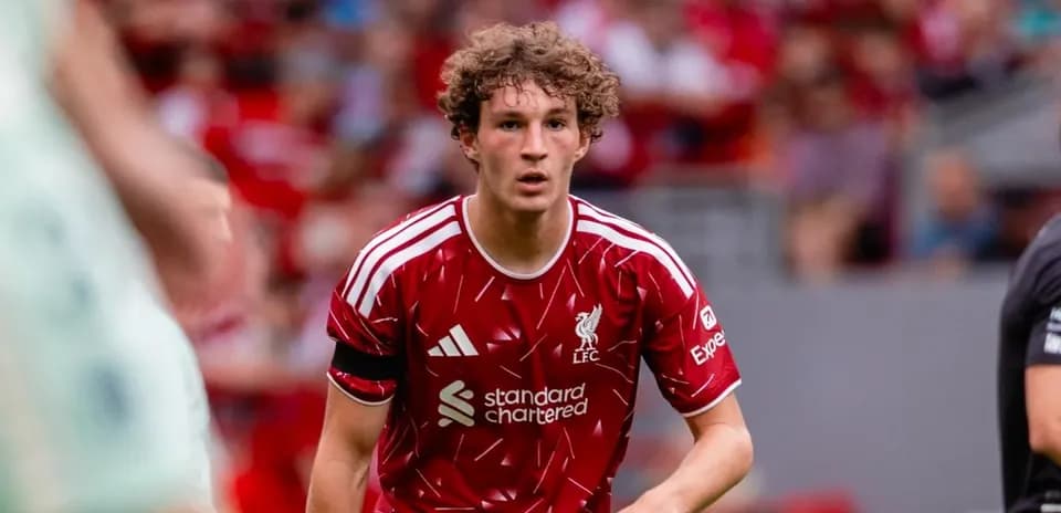 Futbolchi o'yinda Liverpool formasida harakatda