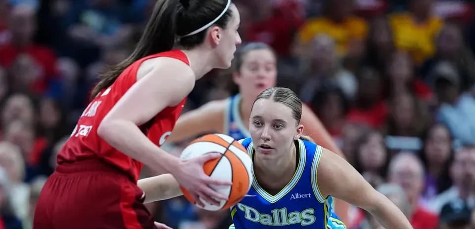 Dastlabki to'pni ushlayotgan basketbolchilar