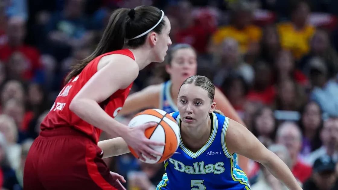 Dastlabki to'pni ushlayotgan basketbolchilar