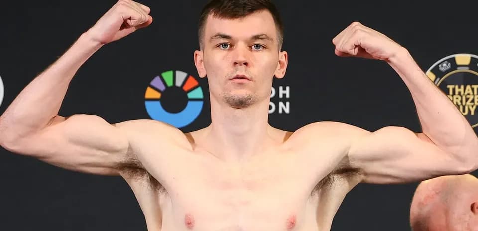 Bokschi vazn o'lchash marosimida kuchli pozada