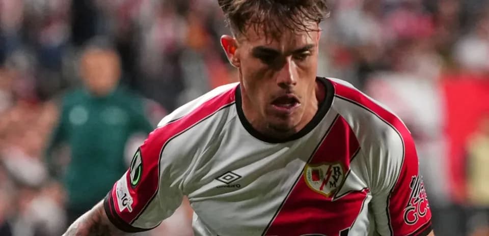 Futbolchi Rayo Vallecano formasida harakatda