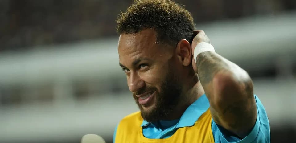 Futbolchi o'yin paytida uslubda turgan