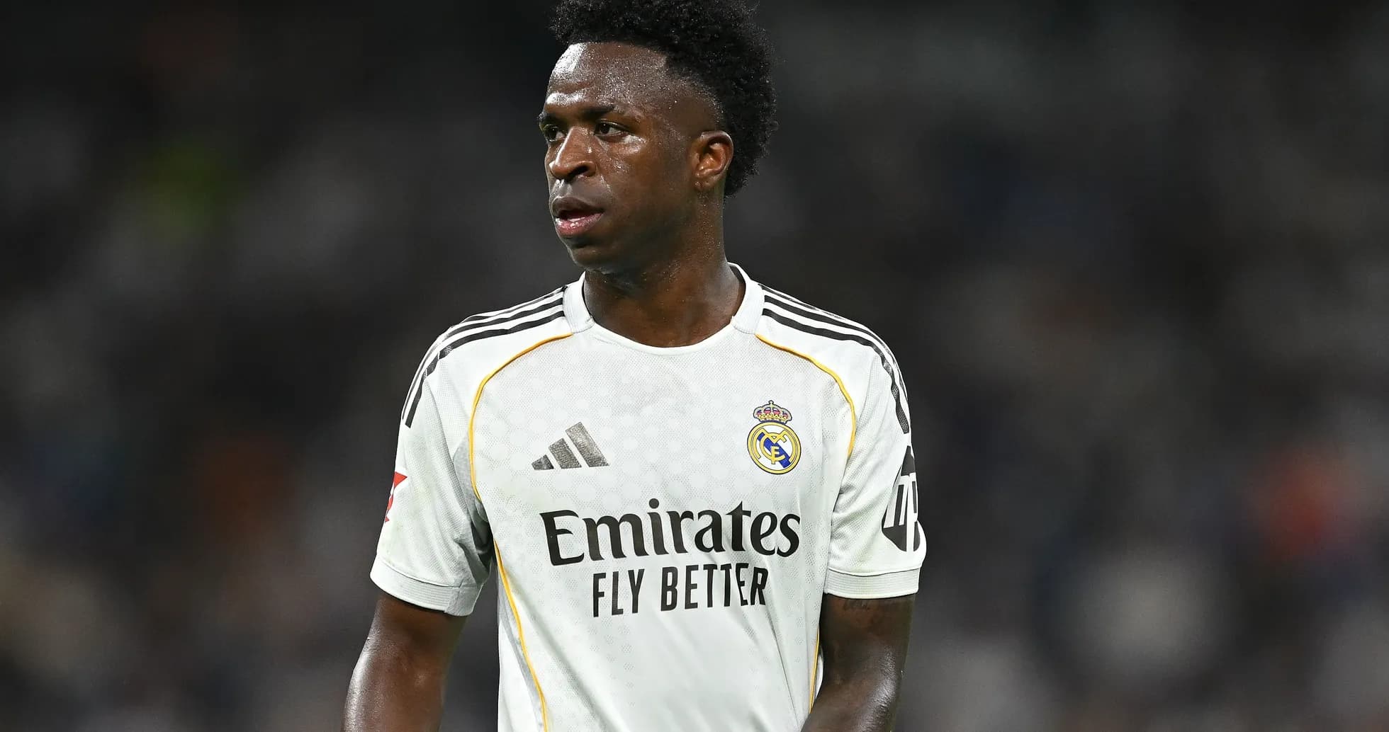 Futbolchi maydonda Real Madrid formasida