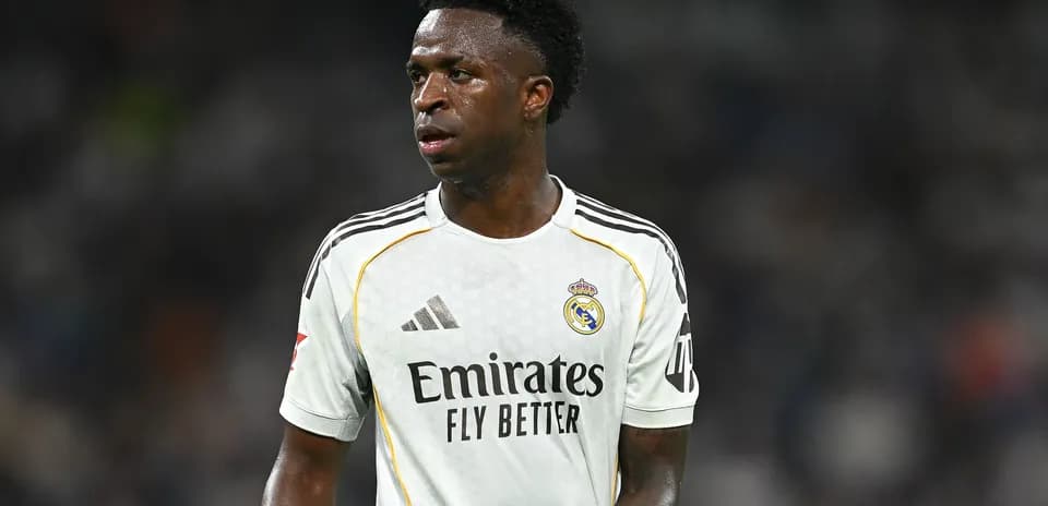 Futbolchi maydonda Real Madrid formasida