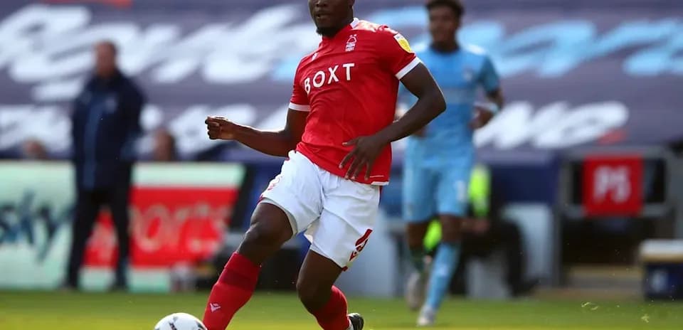 Futbolchi to'pni olib borayotgan payt