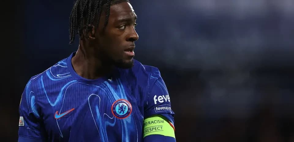 Futbolchi maydonga tayyorgarlik ko'rmoqda