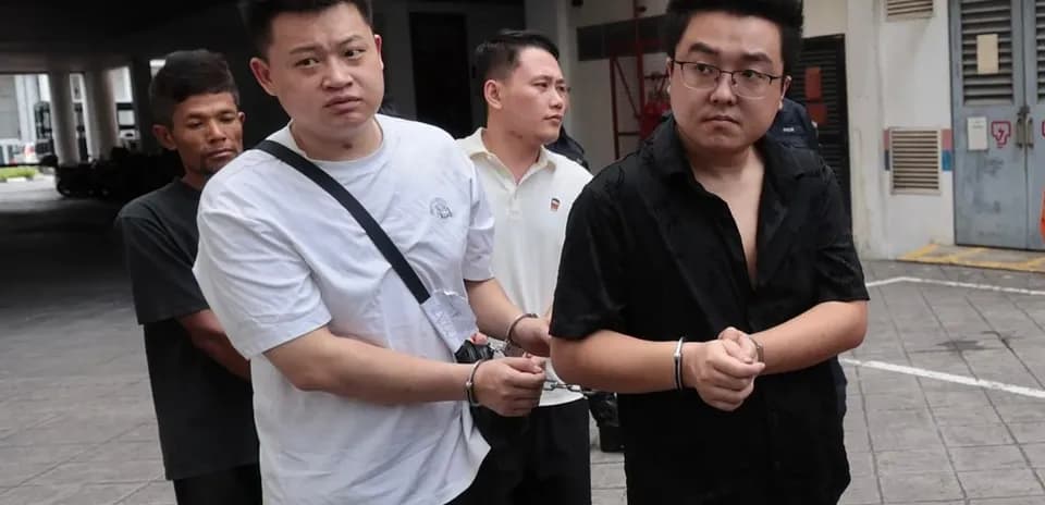 To'plangan shaxslar qo'lga olingan holatda yurmoqda