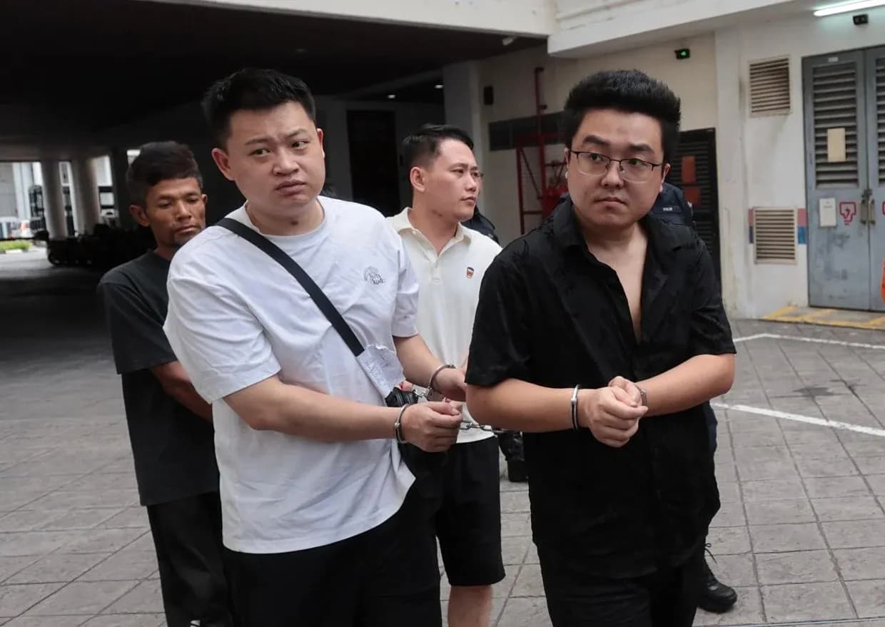 To'plangan shaxslar qo'lga olingan holatda yurmoqda