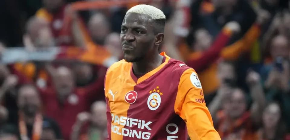 Futbolchi Galatasaray formasida maydonda harakatda