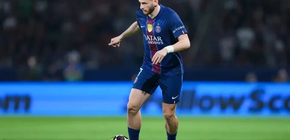 Futbolchi to'pni olib borayotgan PSG formasida