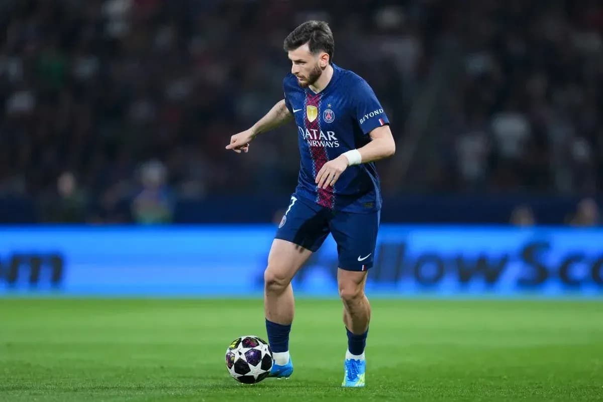 Futbolchi to'pni olib borayotgan PSG formasida