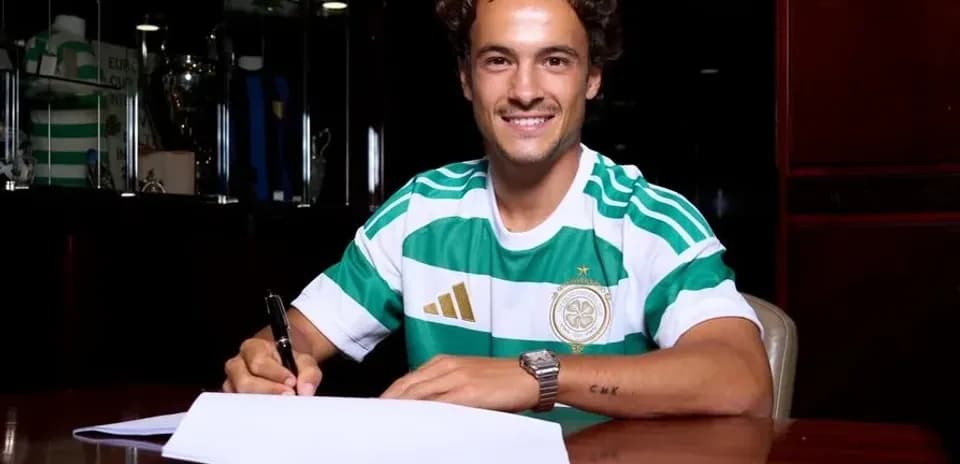 Futbolchi shartnoma imzolayotgan joyda