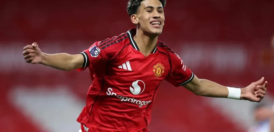 Futbolchi Manchester United formasi bilan quvonchda