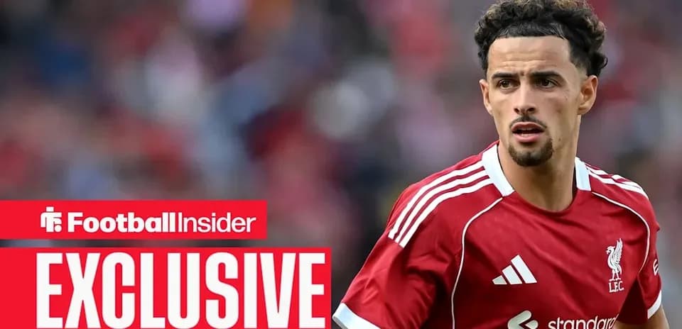 Futbolchi maydonda Liverpool formasida harakatda