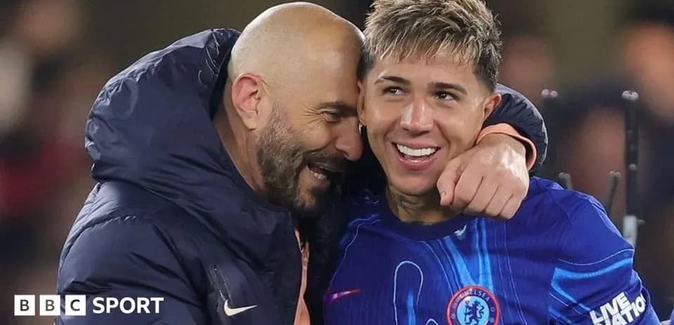 Trener va futbolchi quchoqlashayotgan payt