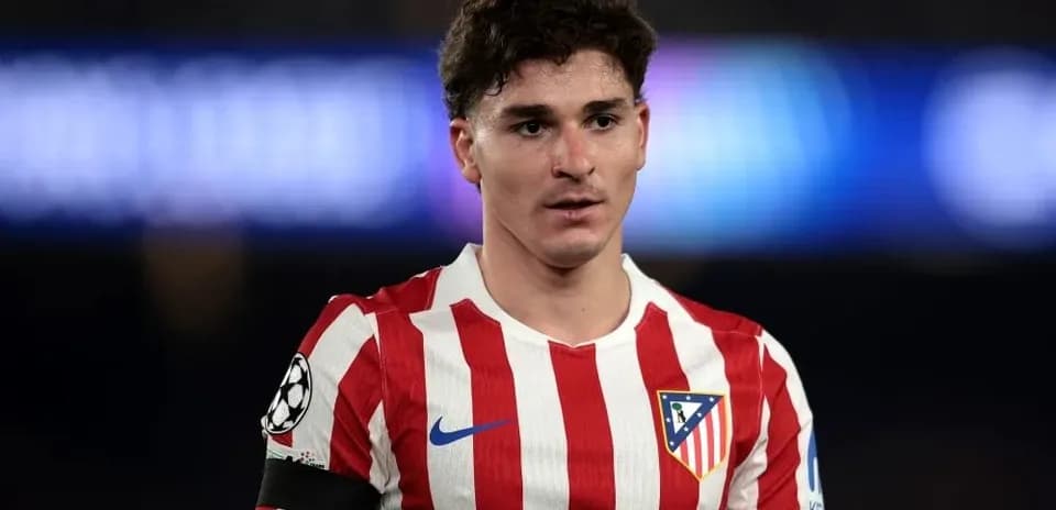 Futbolchi Atletico Madrid formasi bilan maydonda