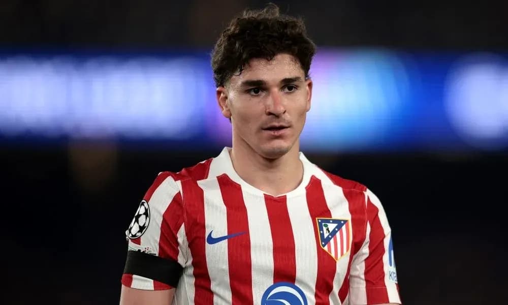 Futbolchi Atletico Madrid formasi bilan maydonda