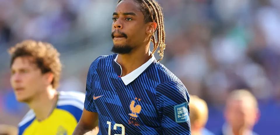 Fransiya futbolchisi o'yin davomida maydonda