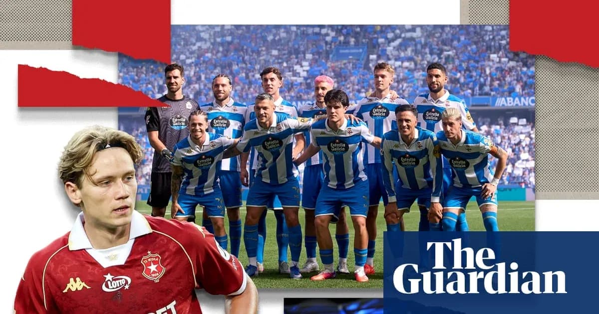 Futbol jamoasi maydonda poz berib turibdi