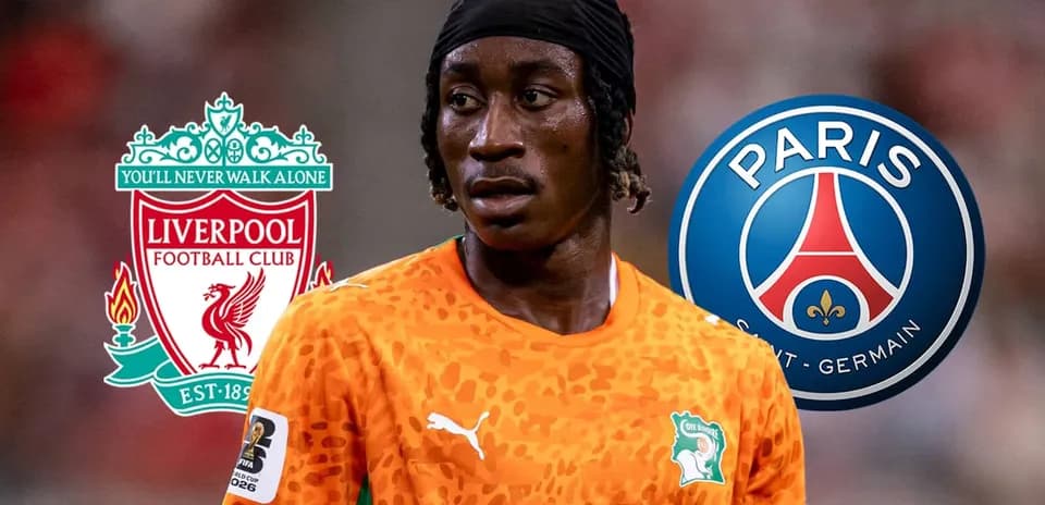 Futbolchi Liverpool va PSG logotiplari bilan