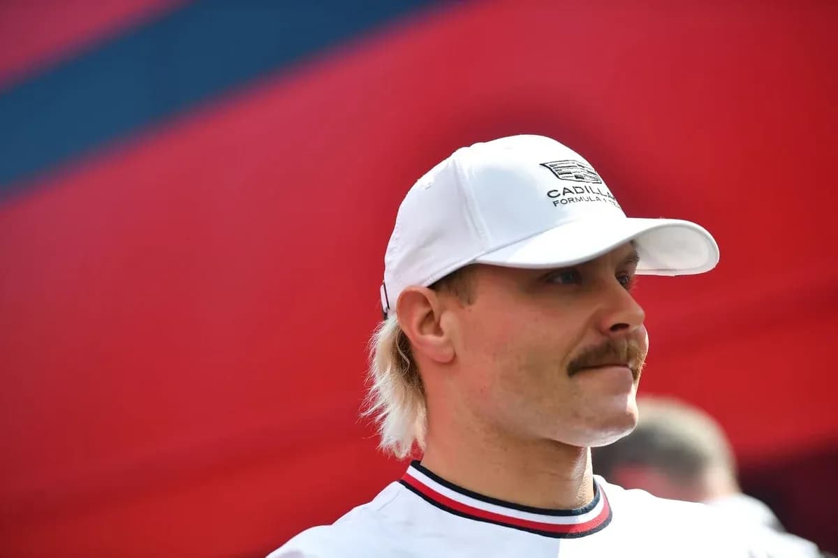 Haydovchi CADILLAC shapkasi kiygan