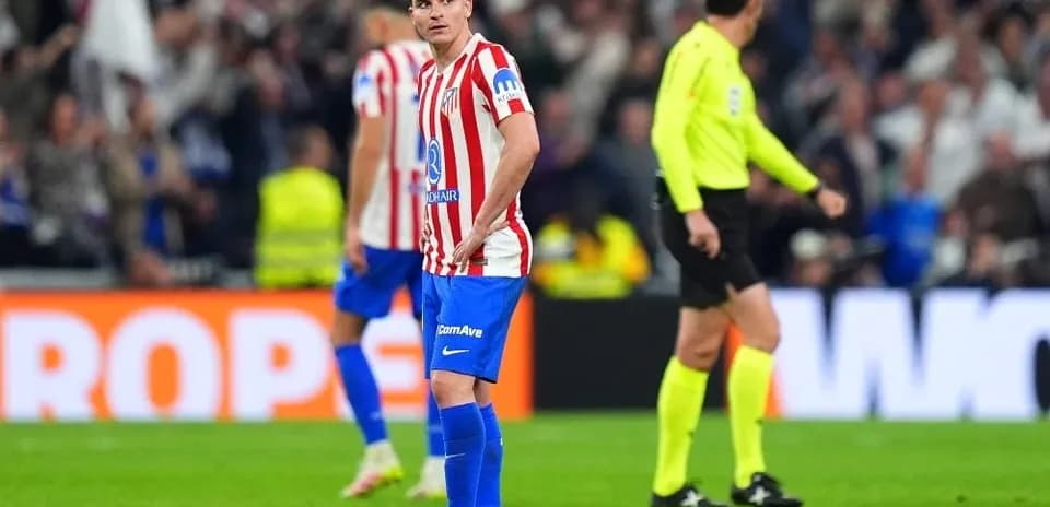 Atletiko Madrid futbolchisi maydonda to'xtab turibdi