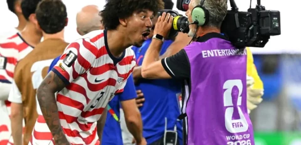 Futbolchi kameraga gapirayotgan jarayonda