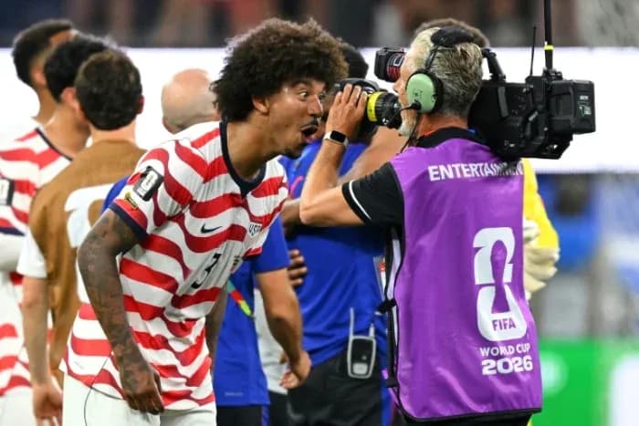 Futbolchi kameraga gapirayotgan jarayonda