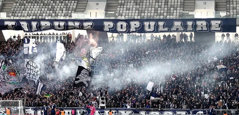 Tifozlar bayroqlar bilan stadionda qo'llab-quvvatlashmoqda