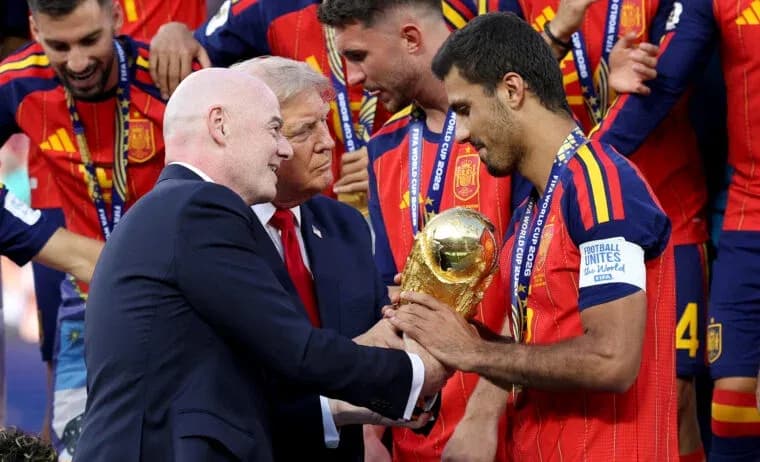 Ispaniya futbol jamoasi chempionlik kubogini qabul qilmoqda