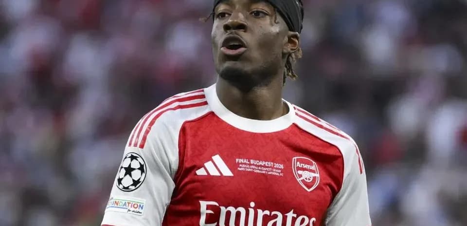 Futbolchi Arsenal formasida o'yin davomida
