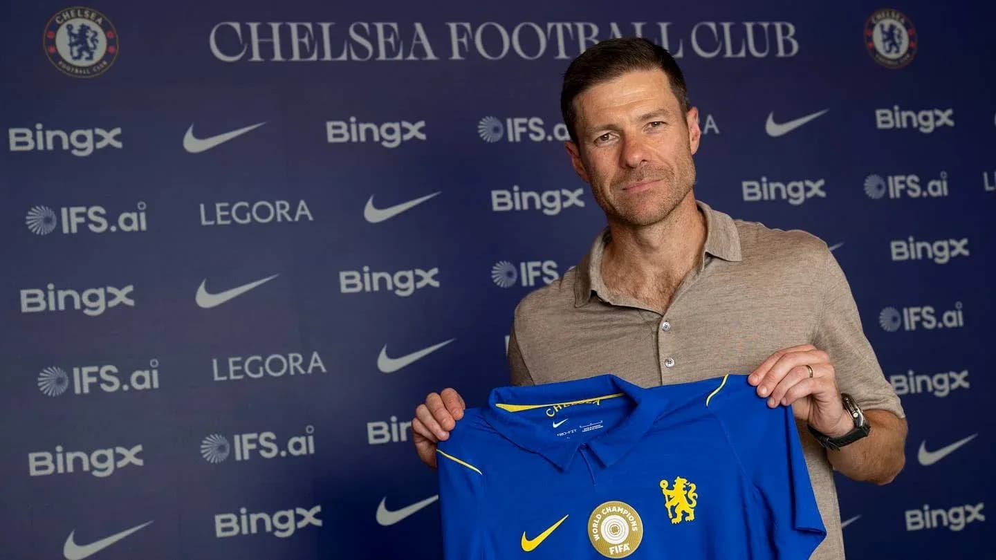 Yangi murabbiy Chelsea futbol formasini ushlab turibdi