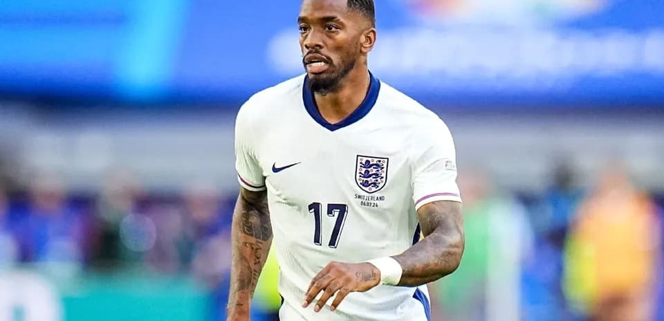 Futbolchi maydonda England formasida harakatda