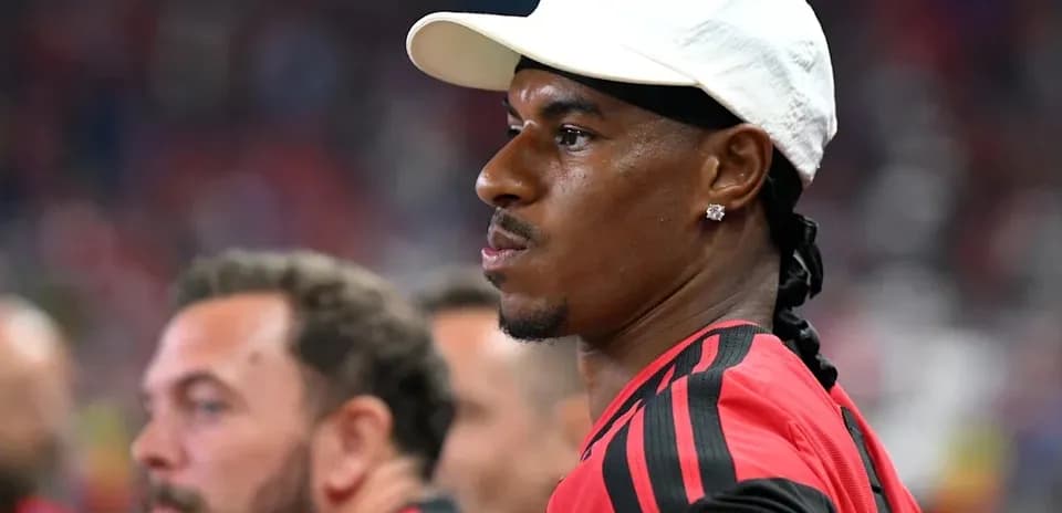 Futbolchi o'yin davomida benchada o'tirgan