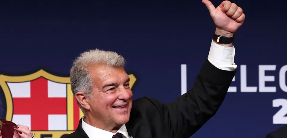 Johan Laporta raising thumb at election event