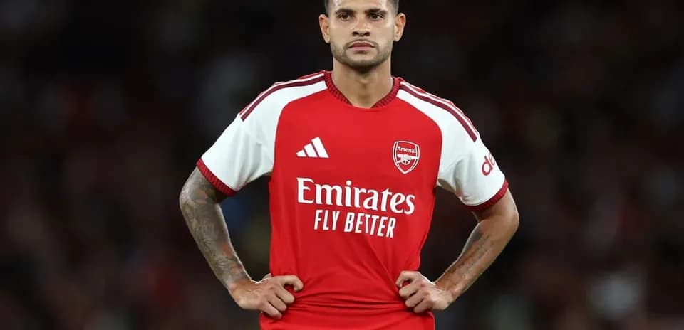 Futbolchi Arsenal formasida maydonda turibdi