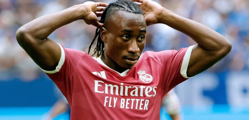 Futbolchi jamoa formasida o'yin maydonida