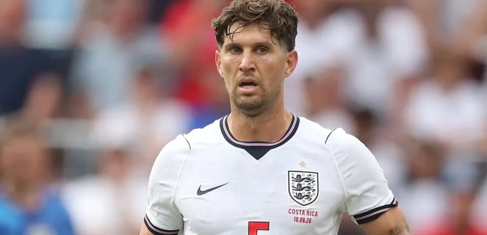 Futbolchi maydonda harakatda, Englands formasi kiygan