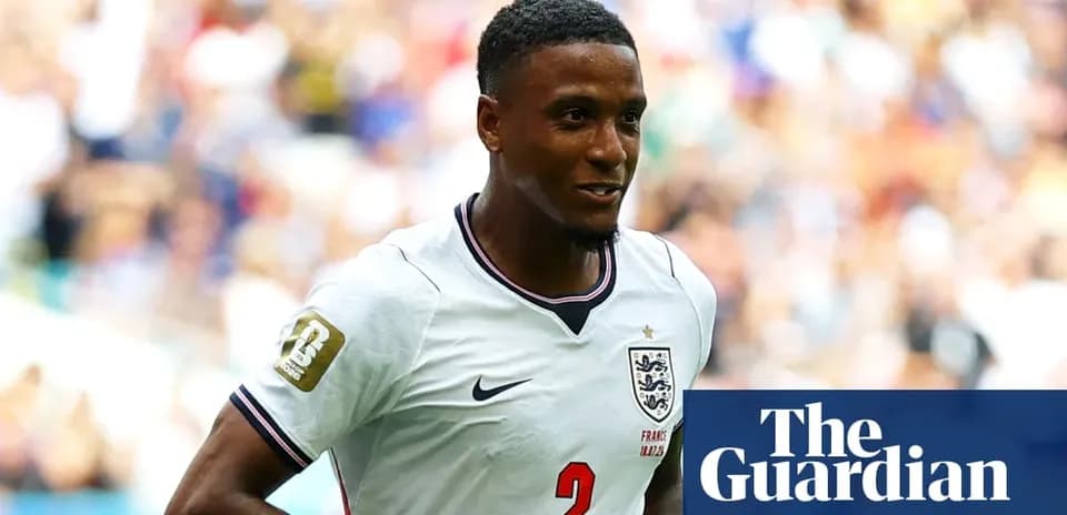 Futbolchi maydonda harakatda, England formasi kiygan