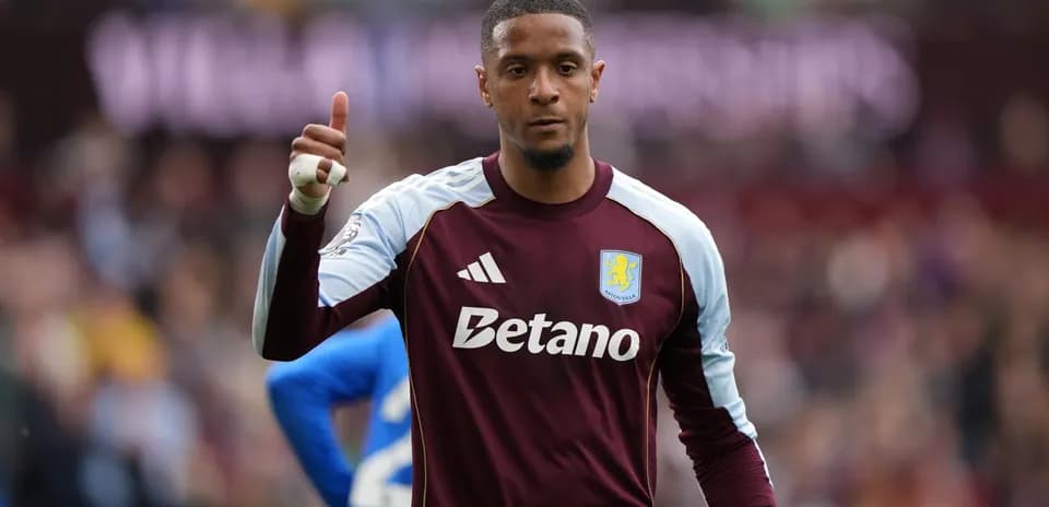 Aston Villa goalkeeper gesturing during the match