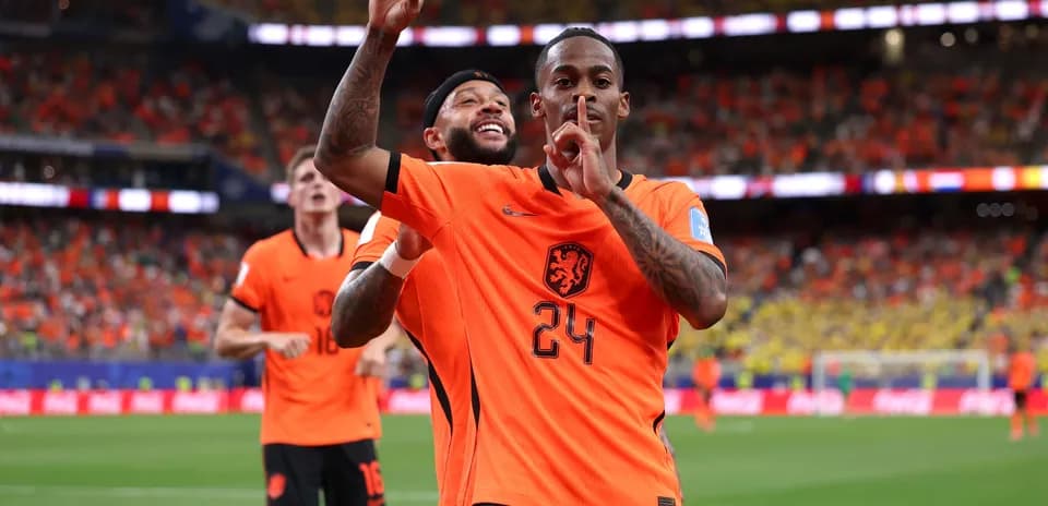 Hollandiya futbolchilari gol urishdan keyin nishonlayapti