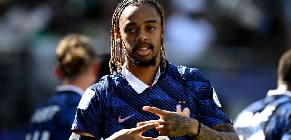 Futbolchi Fransiya formasi bilan maydonda