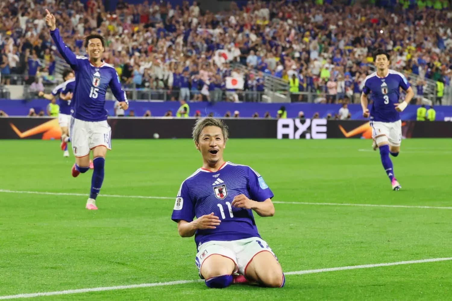 Yapon futbolchisi gol urib, nishonlayotgan payti